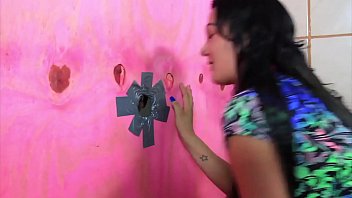Vídeo de sexo no banheiro com buraco na parede