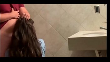 Flagras de mulher buraco no banheiro do sexo