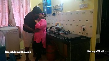 Fazendo sexo anal na cozinha