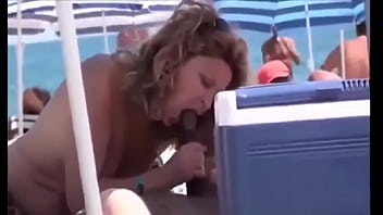 Casal espanhoz fazendo sexo na praia de nudismo