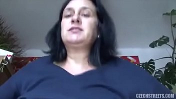 Lesbica sendo fodida por maquinas de sexo a força