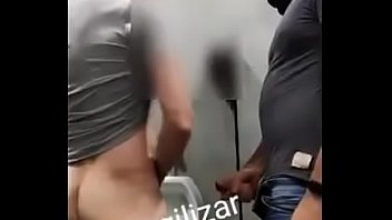 Sexo gay no banheiro da balada amador