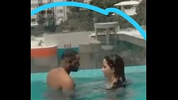 Sexo na piscina do hotel em publico