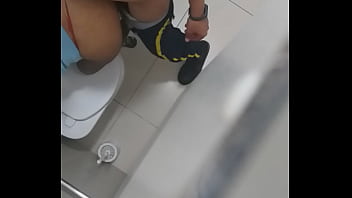 Filhapega sex antes da aula no banheiro