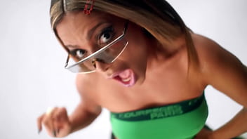Anitta fazendo sexo após o clipe na favela