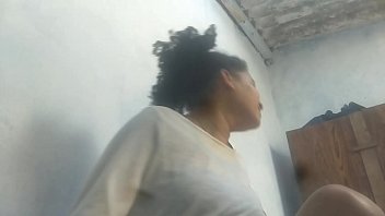 Bandido xingando a puta no sexo.na favela