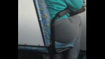 Sexo no ônibus vazio com mulher de vestido