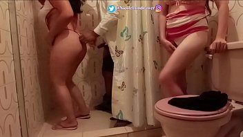 2 munheris fazendo sexo no banheiro