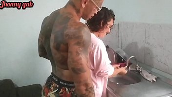 Mais tatuados e bombados bonitos pelados fazendo sexo