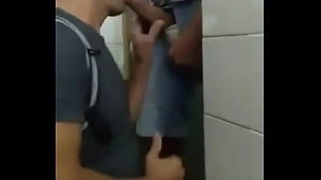 Sex gay no banheiro