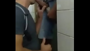 Sexo gay de amihos no banheiro