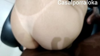 Casal faz sexo no sofá da casa