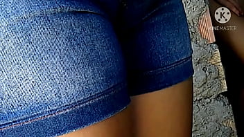 Menina shorts colado sexo