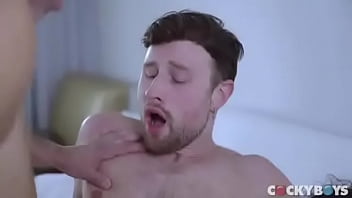 Vídeos pornos orgias gay sexo tripla penetracao