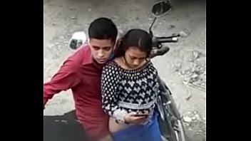 Casal faz sexo ecima da moto em movimento