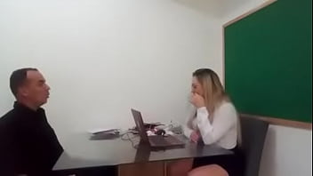 Diretora de escola mostra fotos de sexo anal