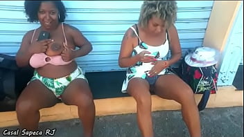 Casal de mendingos fazendo sexo no meio da rua