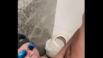 Sexo gay na cabine di banheiro real