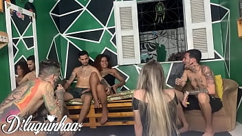 Excursão entre amigos acaba em muito sexo