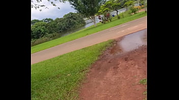 Casal é flagrado fazendo sexo no parque da cidade