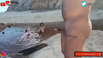 Praia de nudismo e pessoas fazendo sexo