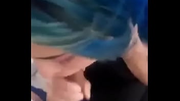 Novinha de cabelo azul fazendo sexo gostoso