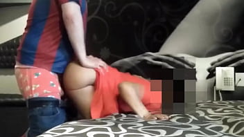 Mulher que se vesti com vestido curto sex quarentona