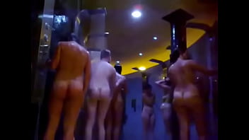Sexo mulher desfila em vestiario de homens nus
