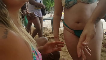 Marido oferecendo esposa na praia de sexo