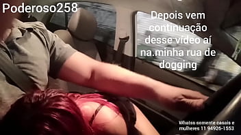 Novinha fazendo boquete no carro