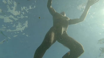 Loira fazendo sexo embaixo da agua