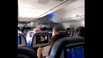 Aeromoça foi pega fazendo sexo no avião