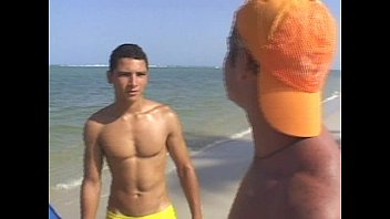 Sexo gay brasileiro na praia de nudismo