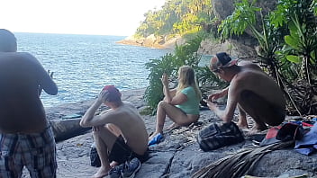 Casal fazendo sexo na paia de nudismo