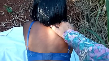 Mulher fazendo sex com buceta cabiluda no mato