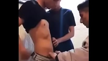 Amigos descobrindo sexo gay