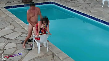 Sexo amador com novinha na piscina