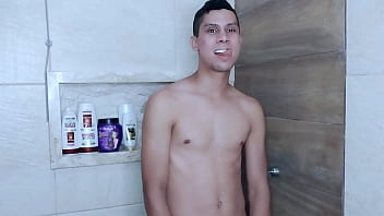 Sexo gay no banheiro público comendo cu