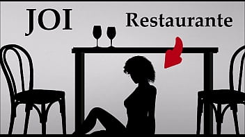 Sexo fui chupado debaixo da mesa do restaurante