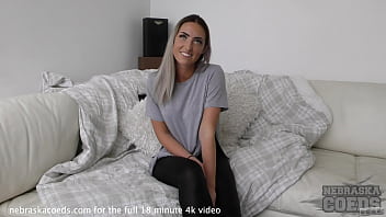 Vídeo de loira bem gostosa fazendo sexo no sofá