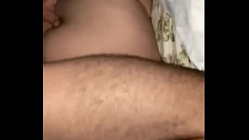 Sexo anal de bruços com pau gigante