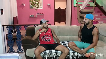 Sexo com gay no sofa