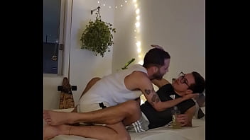 Uma sapatão e um gay fazendo sexo boa foda