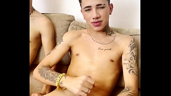 Video sexo gay brasil comendo novinho sentado e fumando
