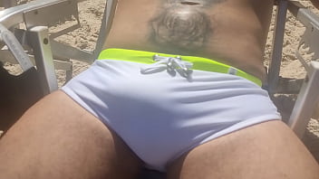 Homem sunga branca molhado sexo gay