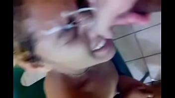 Gozando na cara da coroa de oculos sexo