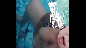 Novinha gostosa fazendo sexo na piscina