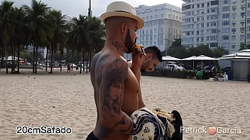 Sexo gay brasileiro com vendedor