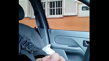 Mostrando o penis no carro