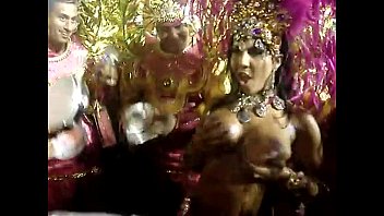 Homem faz sexo oral em mulher no carnaval